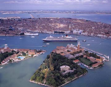 海の写真のボルボックス・写真カタログ / 各種船・計器・漁業 / クイーン・メリー2、クイーン・ヴィクトリア / クイーン・ヴィクトリア